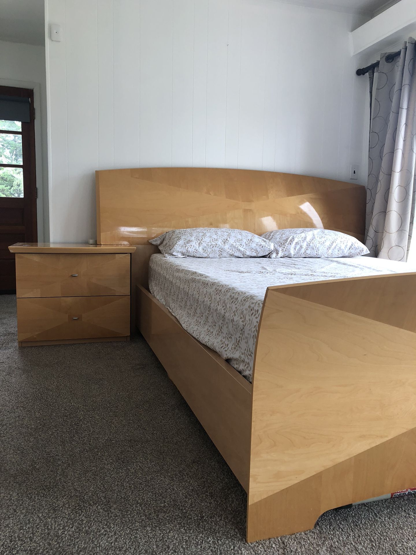 Five Piece Queen Bedroom Set For Sale $450