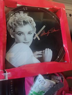 Marilyn Monroe 14 inch Glass Clock