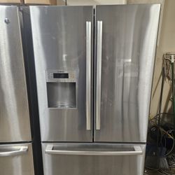 BOSH STAINLESS STEEL REFRIGERATOR EXCELENT CONDITION EVERTHING WORKS GOOD DELIVERY AVAILABLE FOR EXTRA FEE 
