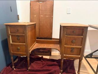 Beautiful Vintage Vanity Desk &Trifold Mirror (READ DESCRIPTION)