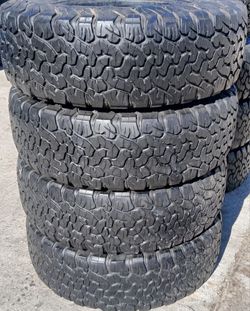 Bfgoodrich all-terrain ko2 LT265/70R17 