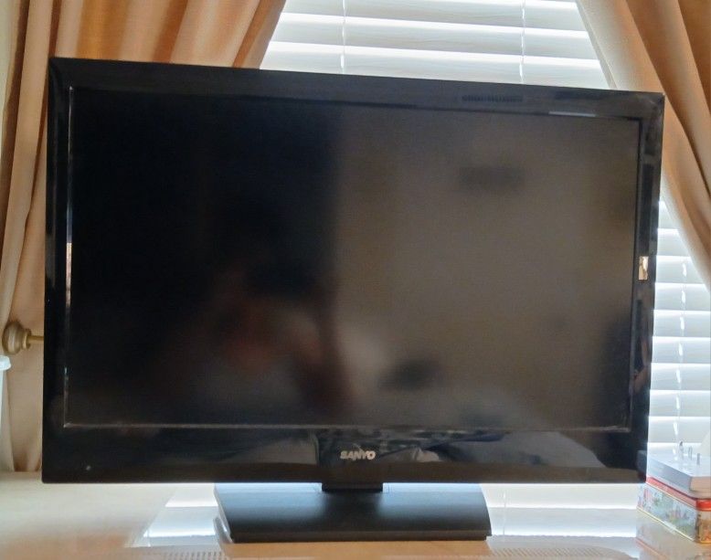 SANYO 31.5" Diagonal High Definition LCD HDTV Model DP32671 with Roku