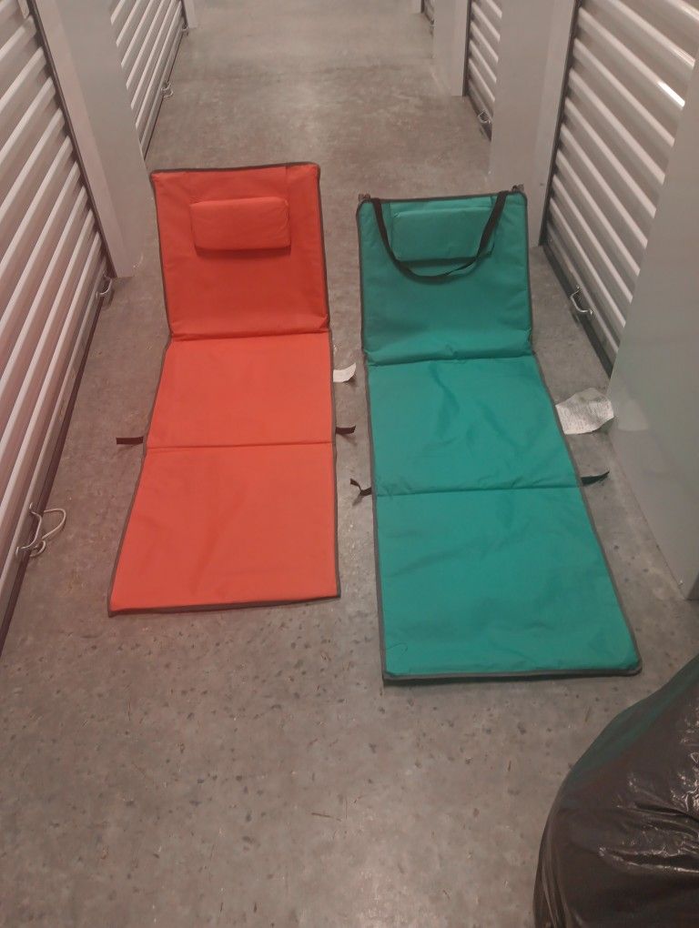 2 Beach Mats With Back Support