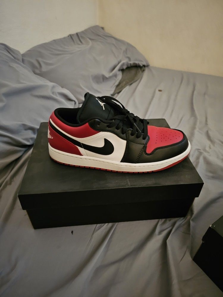 Air Jordans 1 Low , Green Or Red