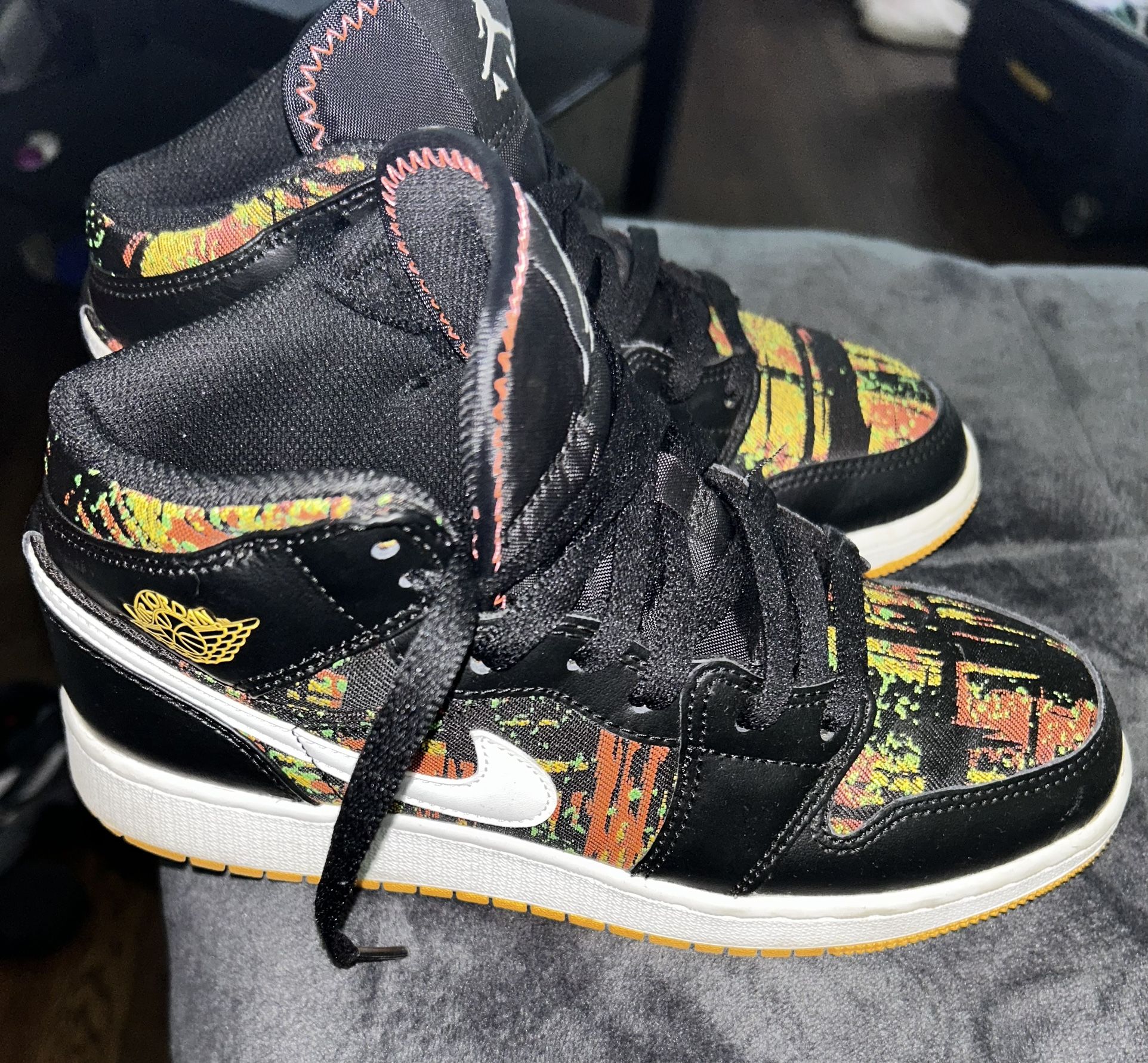 Air Jordan’s Women’s Sz 5.5