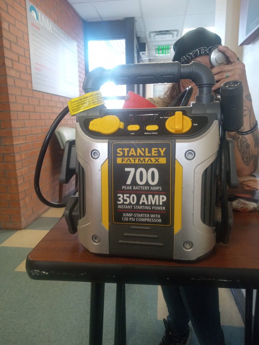 Stanley FatMax 700 Peak Battery Amp. 350 Amps Instant Starting Power Jump Starter With 120  PSI Compressor .