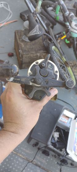 Assorted fishing reels and stuff