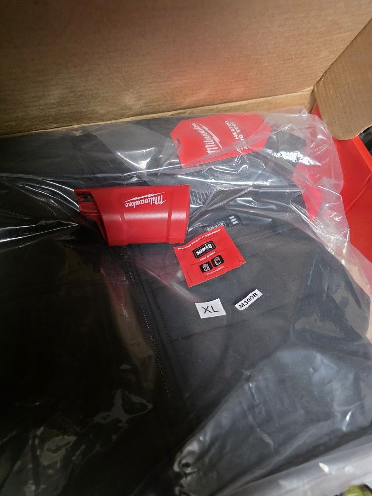 Men's X Large M12 12V Lithium Ion Cordless AXIS Black Heated Vest (Vest Only)