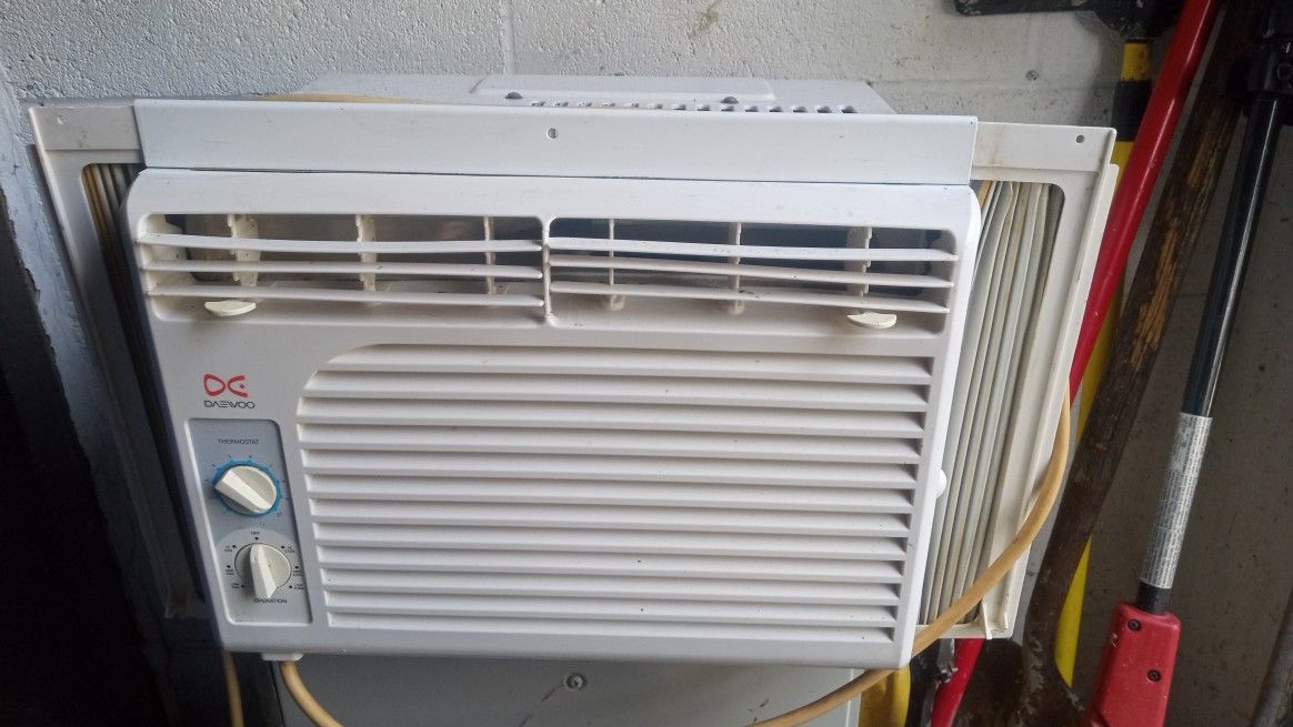 5000 BTU Window AC WORKS GREAT 