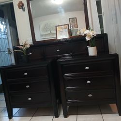 Tocador Y 2 Mesitas De Noche Como Nuevos 