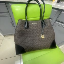 Excellent conditions, Michael Kors handbag price is for