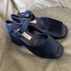 Connie Size 5 Platform Suede Sandals, Heels Solid Blue