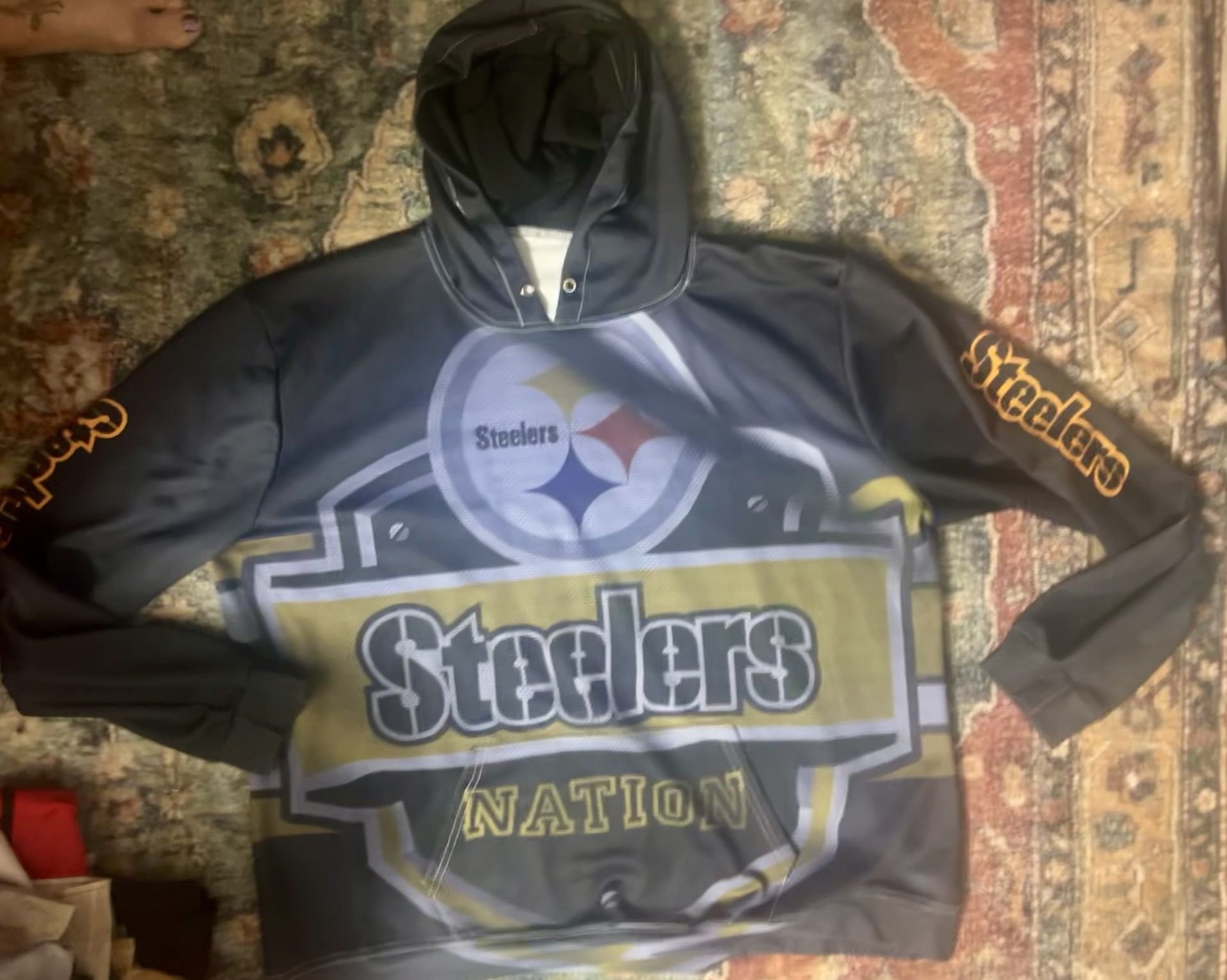 Preowned men’s size XXL Pittsburg Steelers Hoodie in excellent condition located Off lake mead and Simmons area asking $15