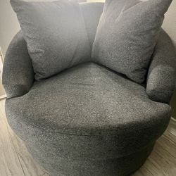 Cozy Club Swivel Chair 