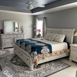Brand New Ashley Bedroom Set Queen/King Bed Dresser Nightstand and Mirror Robinsdale 