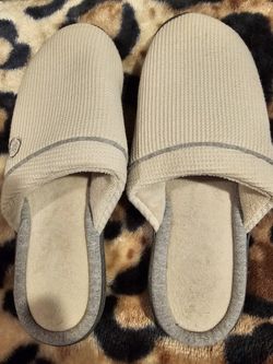 Isontoner Womens SLIPPERS brand NEW 