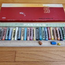 Vintage Set Holbein Semi-Hard Pastels 25 Colors