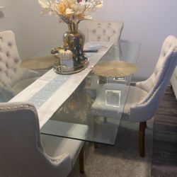 LIKE NEW DINNIG TABLE