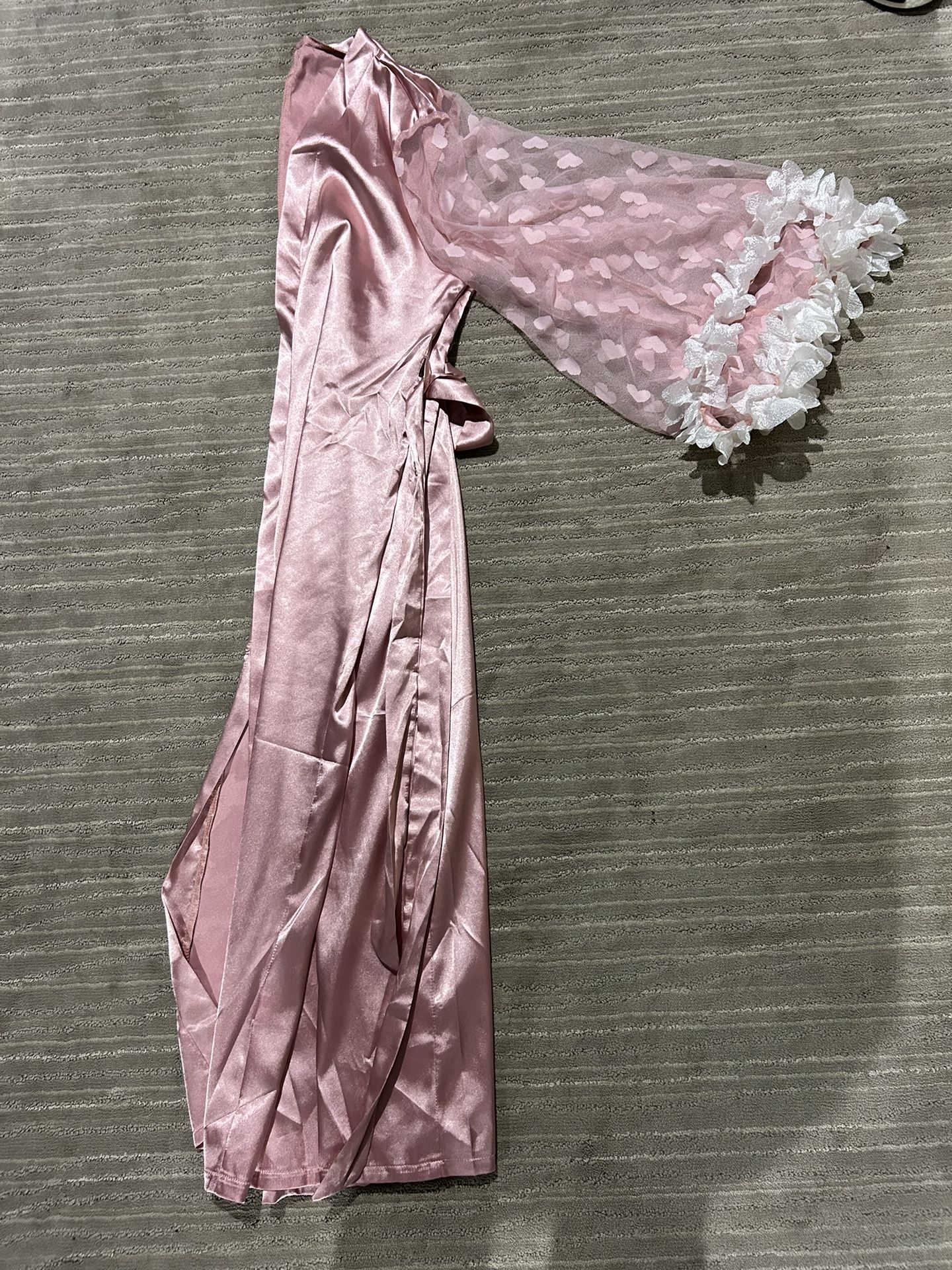 Very pretty pink long silky robe size large