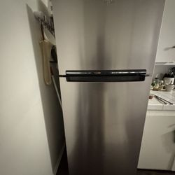 Whirlpool Flexible Storage Bin 17.6-cu ft Standard-Depth 28-in Wide Top-Freezer Refrigerator