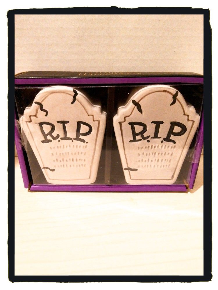 ☠️ Headstone  'R. I. P.' ☠️ Ceramic
Salt & Pepper Shakers *NIB*