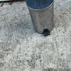 Garbage can W/ lid
