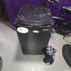 Magic Chef Mini Fridge 