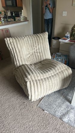 Swivel Rocker recliner in great condition