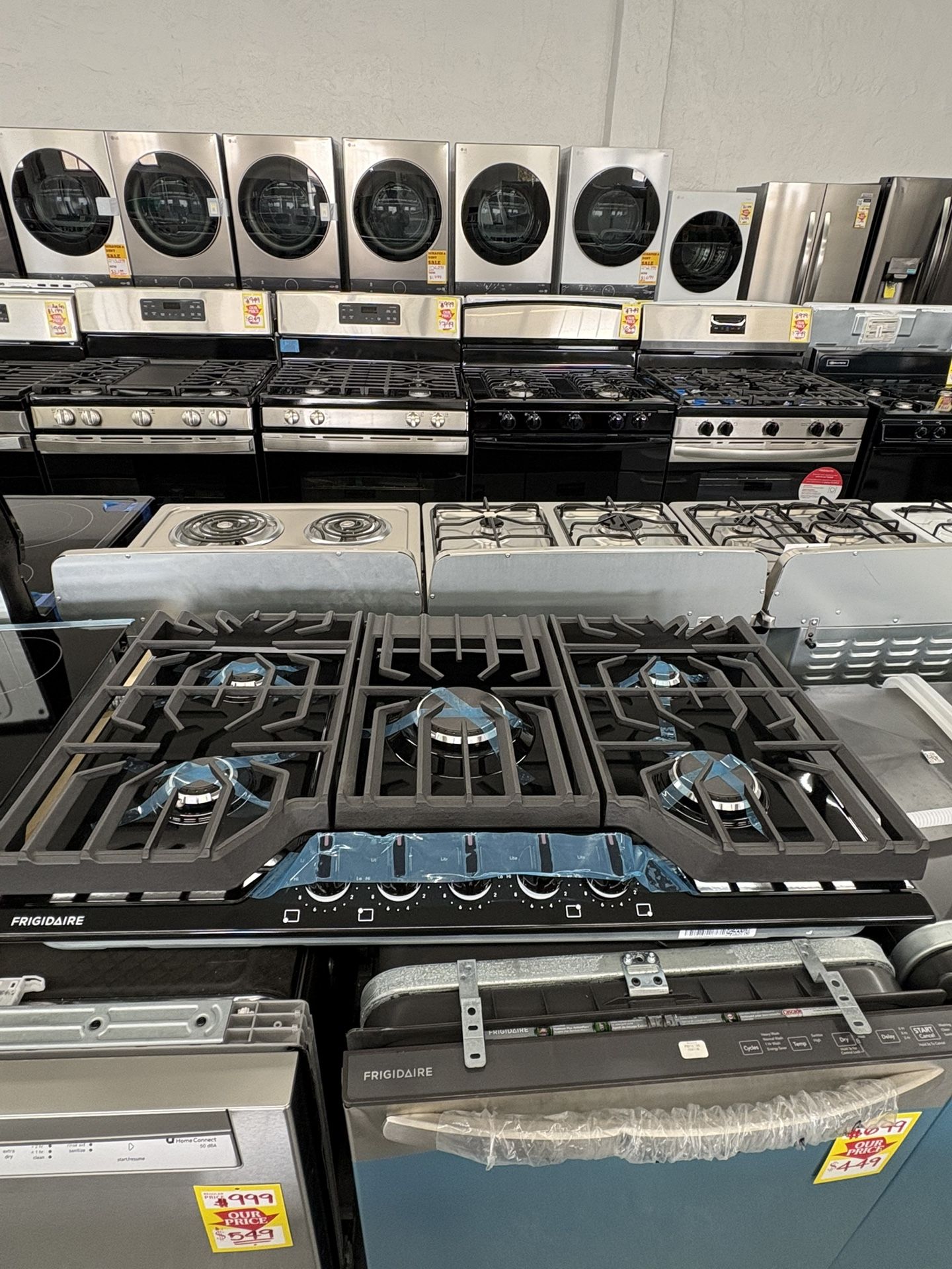 Frigidaire 36 in. Gas Cooktop in Black with 5-Burner Elements, including Quick Boil and Simmer Burner / 1 Years Warranty