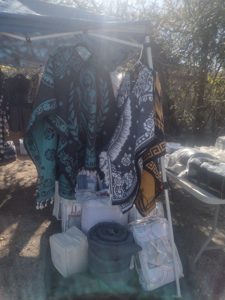 Venta Calle Calais 7200, Tenemos Zapatos,Ropa,Navidad,Colchas,Fundas De Almuadas Todo Diferentes Precios.