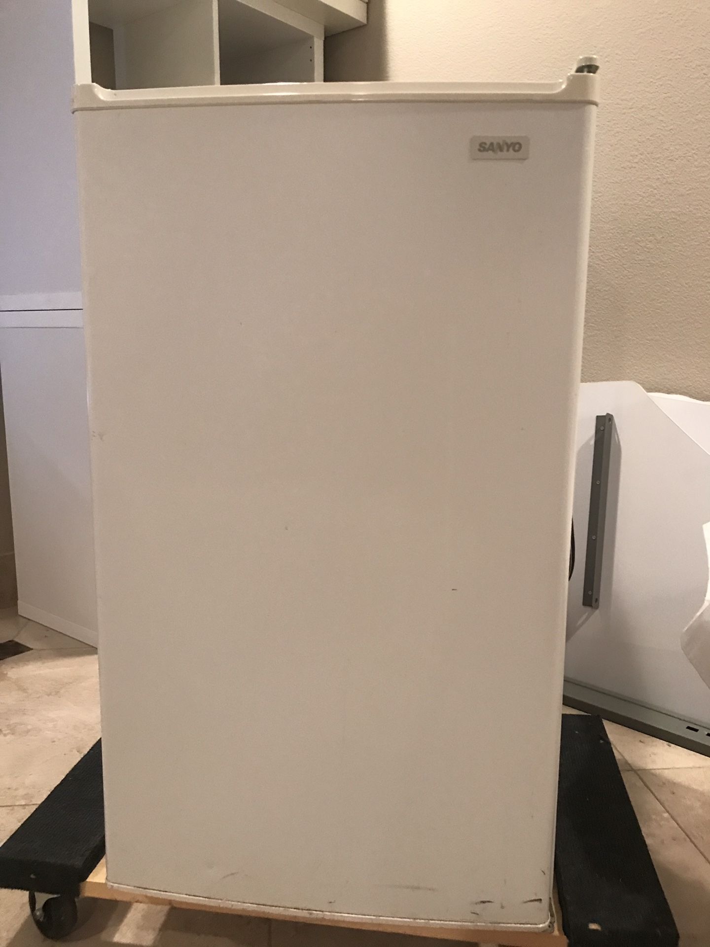 Sanyo White SR-366W Mini Fridge / Refrigerator with Small Freezer