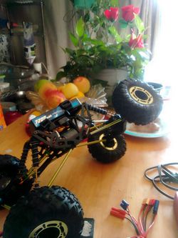 AXIAL ROCK CRAWLER
