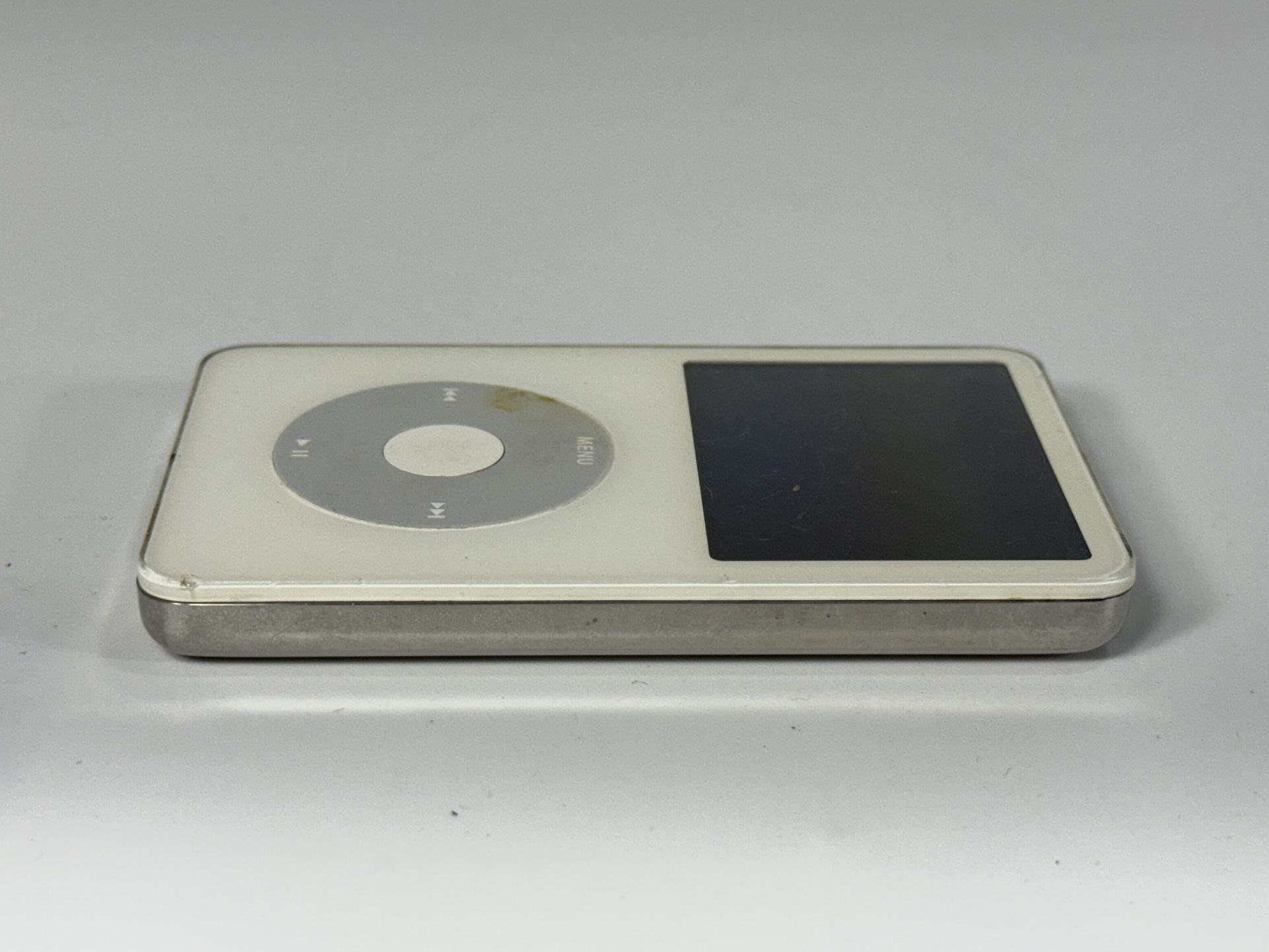 Apple iPod Classic 5th Gen with Video - A1136 White 30GB PA002LL