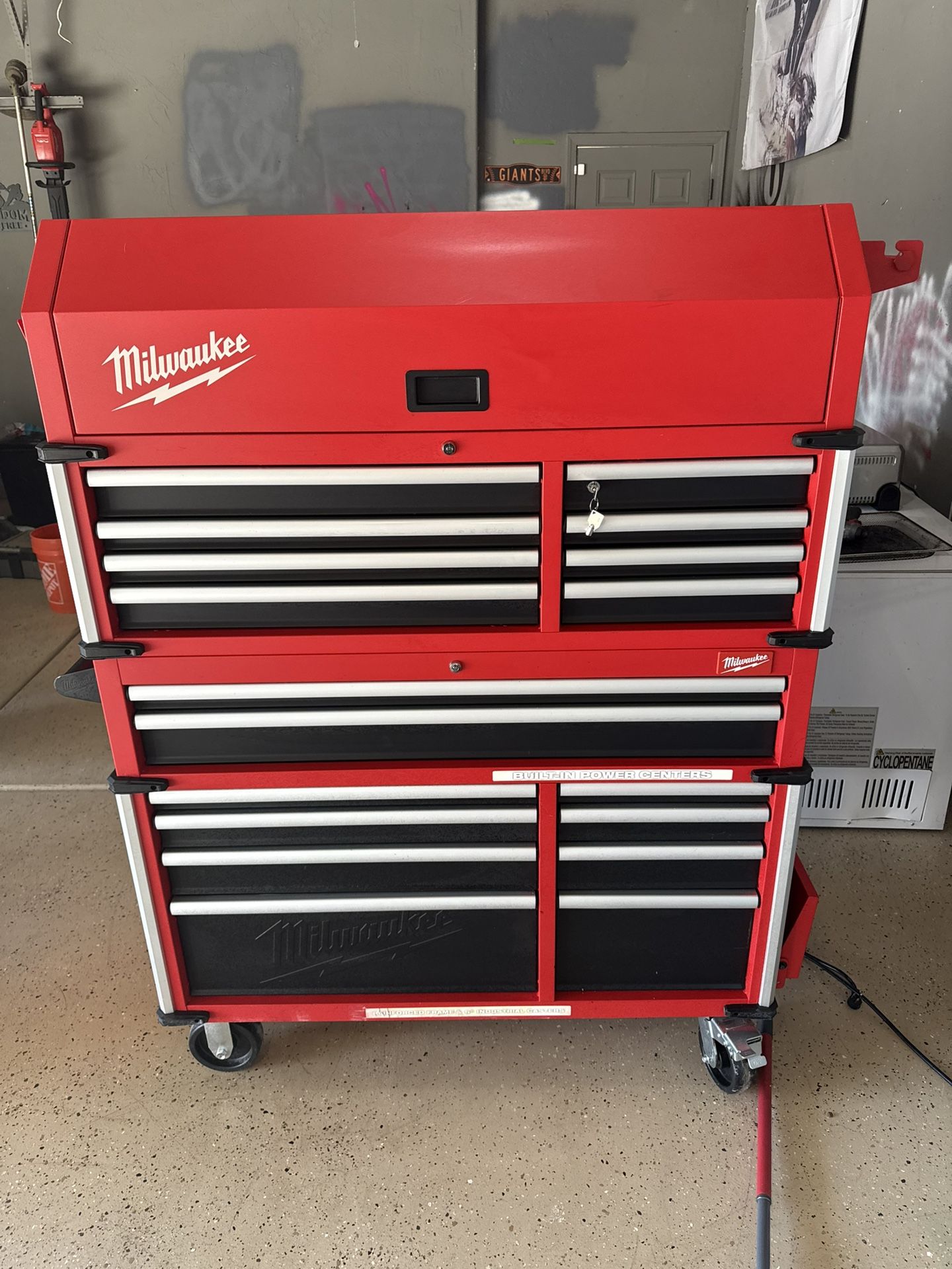 Milwaukee 18 Drawer Toolbox And Powerstatio N 