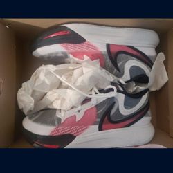 BRAND NEW NIKE SHOES 