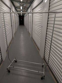 Rolling garment rack