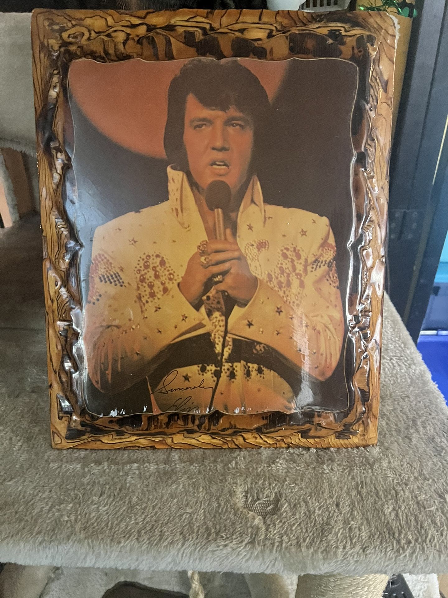 Elvis Presley Puzzle, Plaque