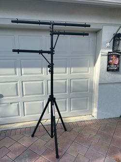 Stageline triple tiered professional light stand.