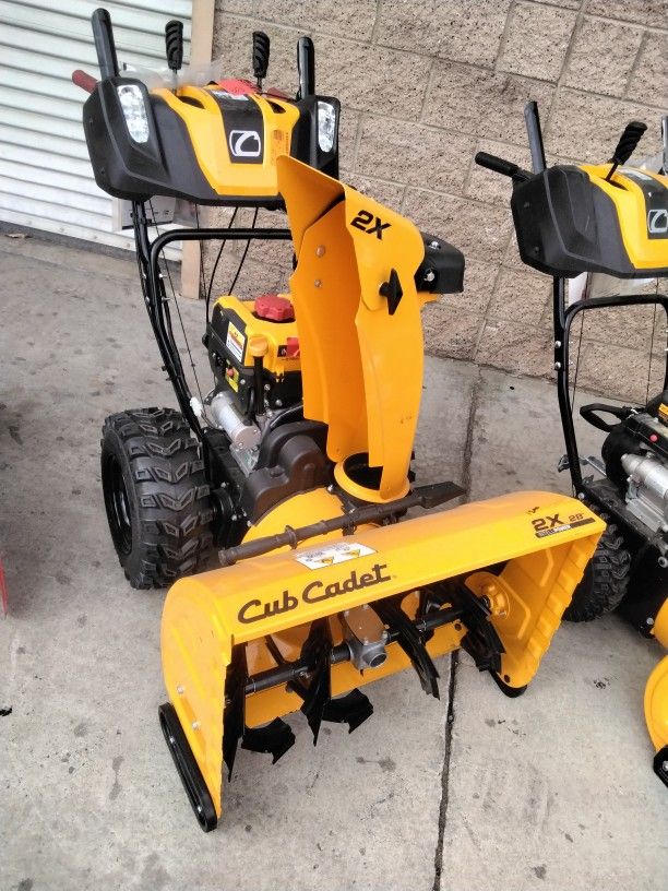 Cub Cadet 2X 28 272cc IntelliPOWER 2-Stage Gas Powered Snow Blower With Intellipower