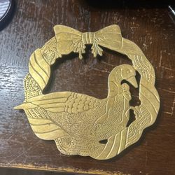 ADORNO DE BRONCE CON PATO Y MOÑO PARA ADORNO O PARA REPOSAR COSAS CALIENTES 