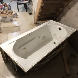 Bathtub/jacuzzi Spa With Water Jets $225 60x32 Standard size With Water Jets