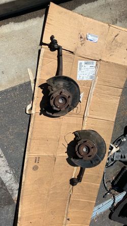 🔧 Pair of Front Spindles / Steering Knuckles – Toyota 4Runner & Tacoma