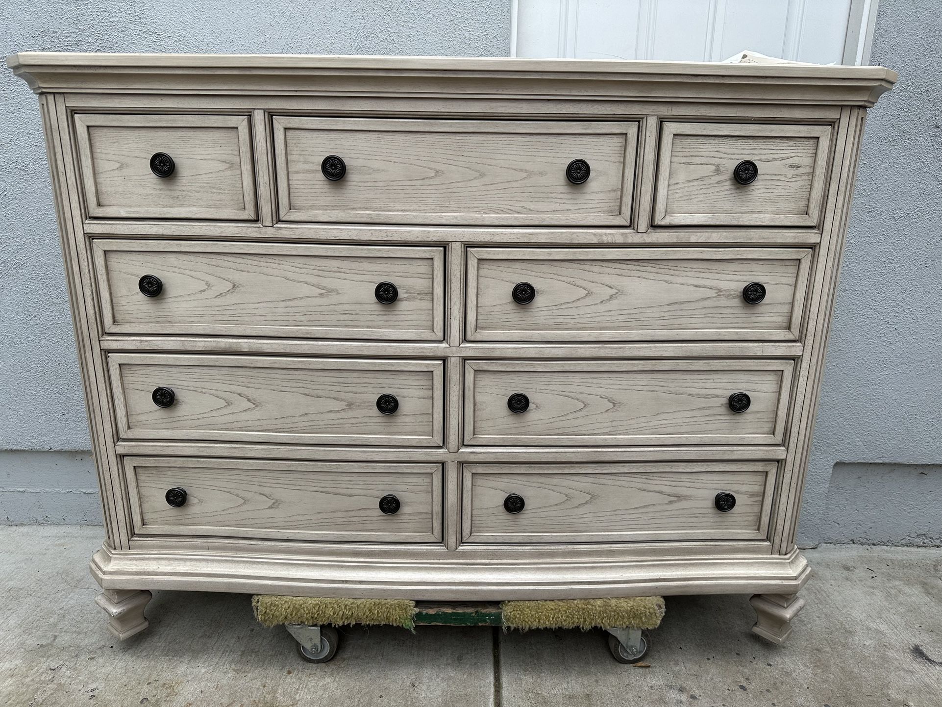 Gorgeous Wide Dresser With 9 Drawers 