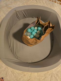 Kids foam ballpit w/balls