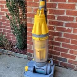 Dyson DC07 All-Floors upright vacuum cleaner Very Powerful!