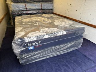 Like New! Sleepy's Queen Mattress - Delivery Available