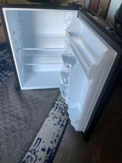 NEW Mini Fridge 2.7 Cu.ft
