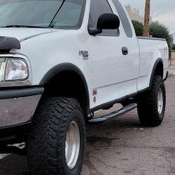 1998    FORD  F150 4X4.   White  3 Door