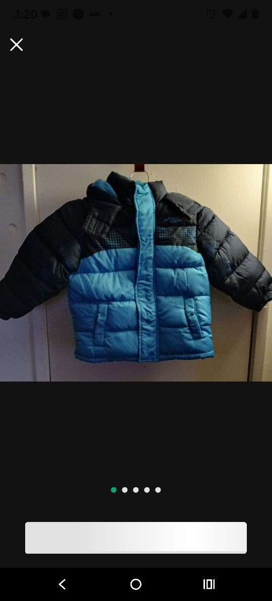Boys Insulaed Winter Coat. Brand New w/ tags. Size: 2T or 3T Toddler's coats $20..