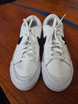 The Women’s Nike Court Legacy Lift Low White Hemp Black Shoes Sneakers are a stylish and comfortable option for active women. With a low top design an